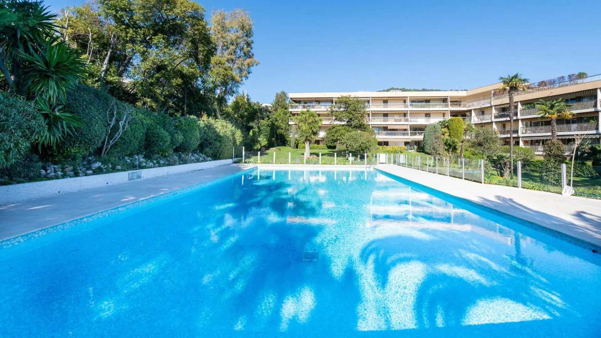Spacious 2-Br Apartment In A Residence With Pool Cannes France