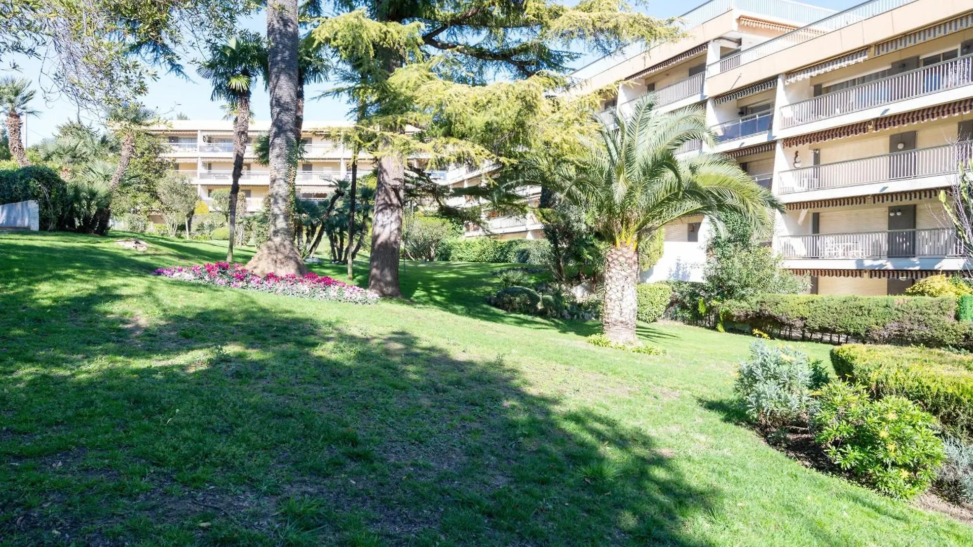 Spacious 2-Br Apartment In A Residence With Pool Cannes