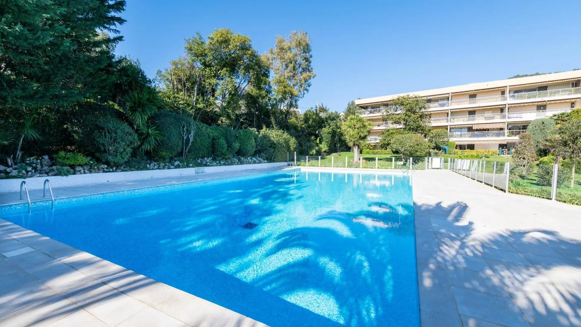 Spacious 2-Br Apartment In A Residence With Pool Cannes France