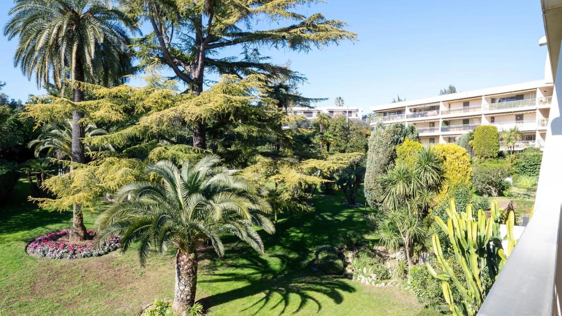 Spacious 2-Br Apartment In A Residence With Pool Cannes
